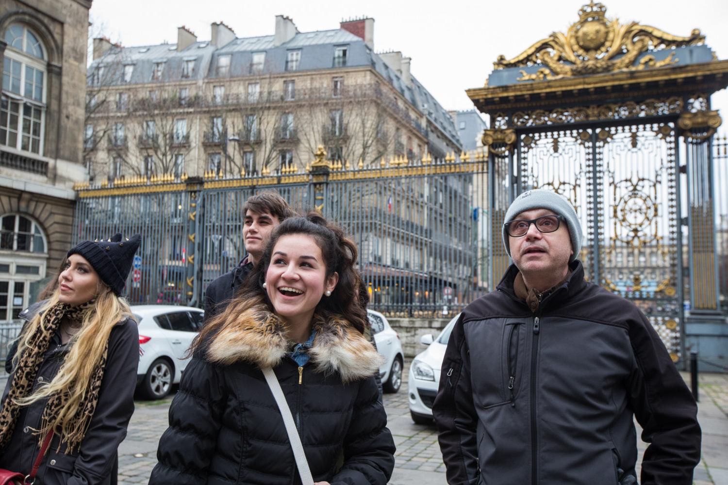 <a href='http://3l8u.technestng.com'>博彩网址大全</a> French Professor Pascal Rollet leads students on a study tour in Paris.